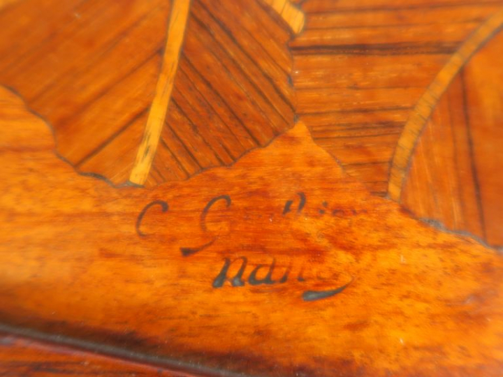 C. GAUTHIER à Nancy. Guéridon Art Nouveau en marqueterie à décor d'orc