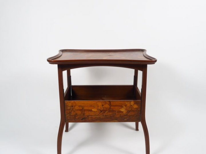 C. GAUTHIER à Nancy. Guéridon Art Nouveau en marqueterie à décor d'orc