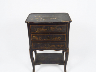 Vente aux enchères Chiffonier Napoléon III en bois noirci, à décor de scène Extrême-Orien