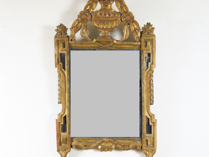 Miroir à parecloses Louis XVI en bois sculpté et doré surmonté d'un fr