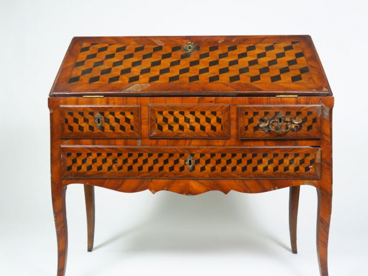 Bureau de pente Louis XV en marqueterie, à décor de cubes ouvrant à un
