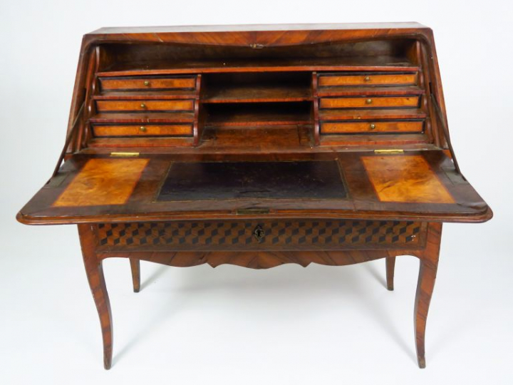 Bureau de pente Louis XV en marqueterie, à décor de cubes ouvrant à un