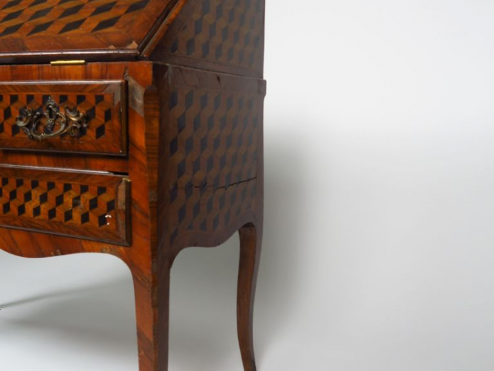 Bureau de pente Louis XV en marqueterie, à décor de cubes ouvrant à un