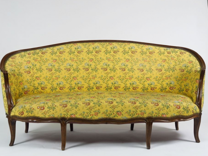 Mobilier de salon Louis XV en noyer mouluré, garniture de tissu jaune 