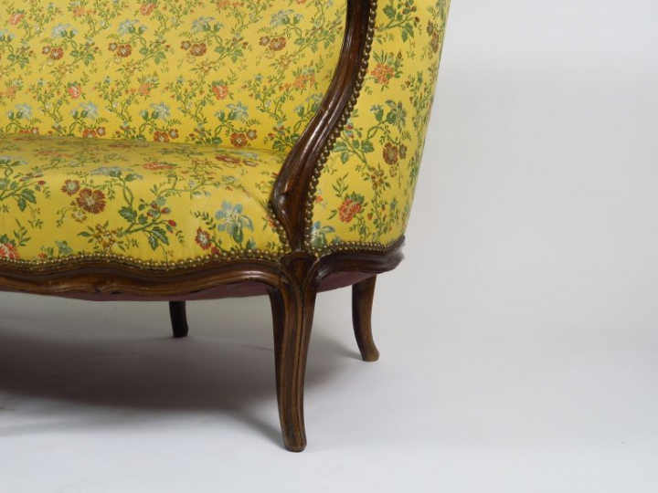 Mobilier de salon Louis XV en noyer mouluré, garniture de tissu jaune 