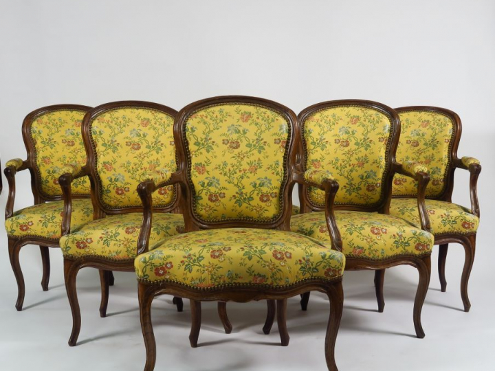 Mobilier de salon Louis XV en noyer mouluré, garniture de tissu jaune 