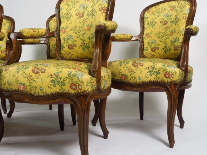 Mobilier de salon Louis XV en noyer mouluré, garniture de tissu jaune 