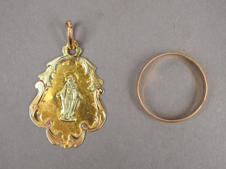 Lot comprenant une médaille de baptême et une alliance en or.  Poids. 