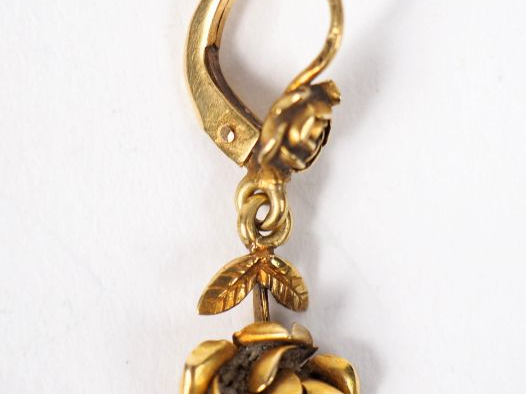 Boucle d'oreille en or jaune, à décor de roses.  Poids. 1,52 g