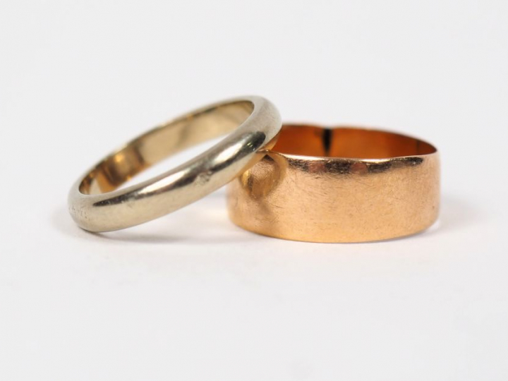 	Deux alliances en or, l'une en or jaune et l'autre en or blanc. TDD. 