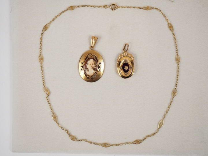 Lot comprenant : - un collier en or jaune, à décor de filigranes.  Poi