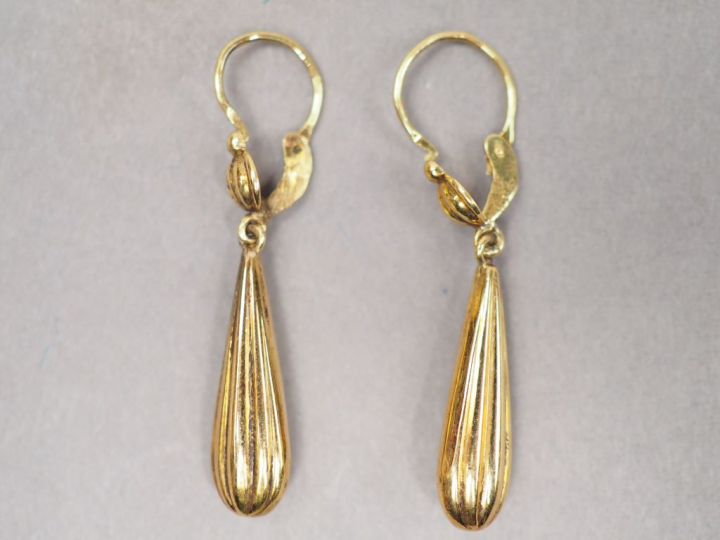Paire de pendants d'oreilles en or jaune en forme de goutte.  Poids. 1