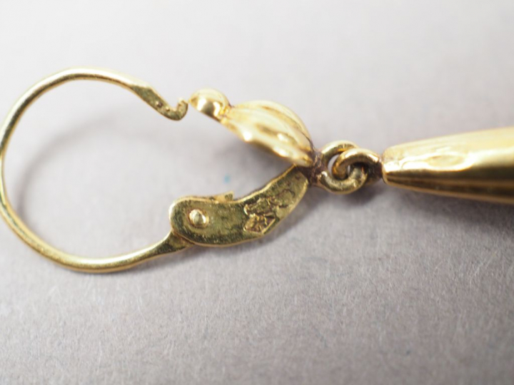 Paire de pendants d'oreilles en or jaune en forme de goutte.  Poids. 1