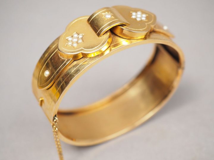 Bracelet manchette Napoléon III en or jaune et perles.  Poids. 21,38 g