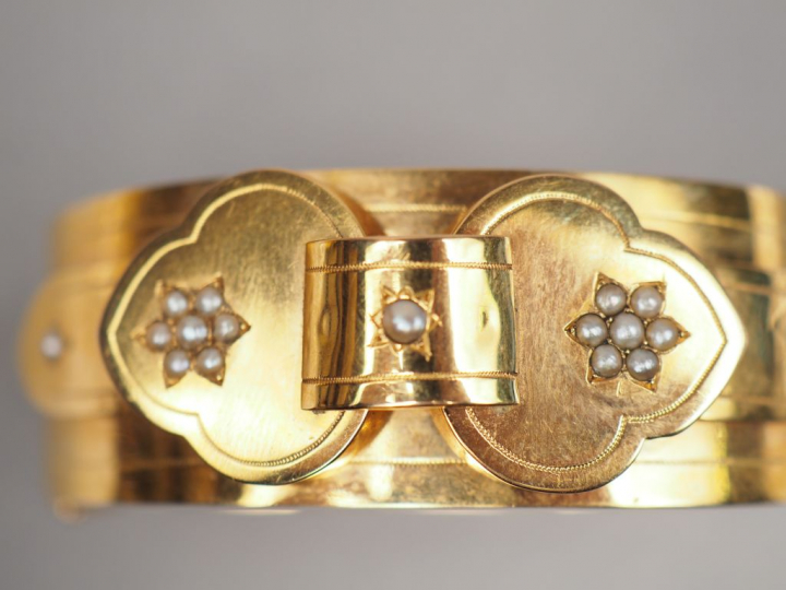 Bracelet manchette Napoléon III en or jaune et perles.  Poids. 21,38 g