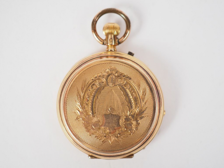 Montre de col en or jaune, à décor sur les deux côtés de cartouches fe