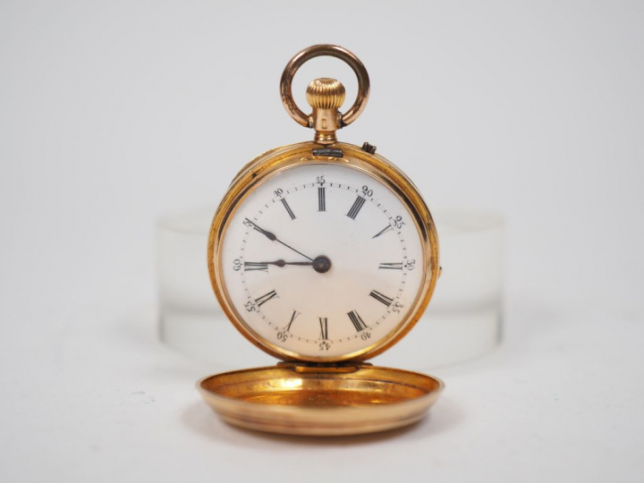 Montre de col en or jaune, à décor sur les deux côtés de cartouches fe