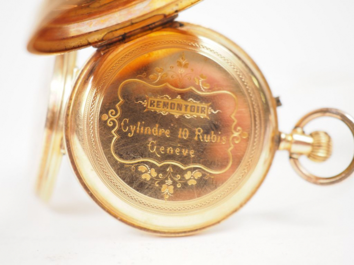 Montre de col en or jaune, à décor sur les deux côtés de cartouches fe