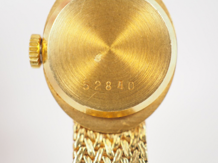 LIP. Montre de dame, boitier et bracelet en or jaune.  Poids tel. 32,4