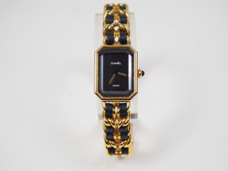 Vente aux enchères CHANEL.  Montre de dame, modèle Première, boitier en plaqué or de form