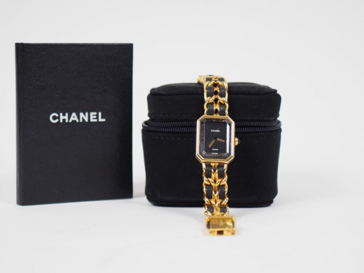 CHANEL.  Montre de dame, modèle Première, boitier en plaqué or de form