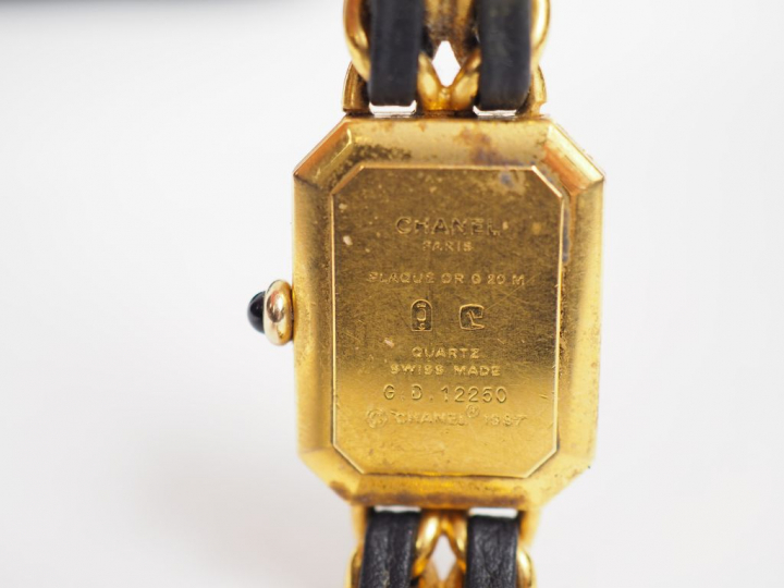 CHANEL.  Montre de dame, modèle Première, boitier en plaqué or de form