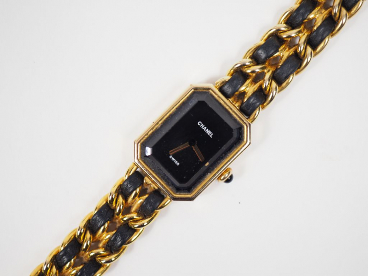 CHANEL.  Montre de dame, modèle Première, boitier en plaqué or de form