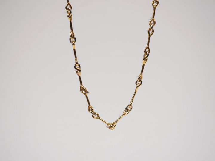 CARTIER.  Collier deux tons d’or.  Signé. Numéroté 596270. Long. 45,5 