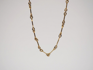 Vente aux enchères CARTIER.  Collier deux tons d’or.  Signé. Numéroté 596270. Long. 45,5 