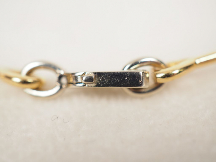 CARTIER.  Collier deux tons d’or.  Signé. Numéroté 596270. Long. 45,5 