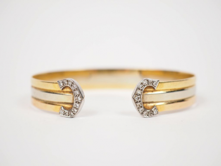 	CARTIER.  Bracelet trois tons d’or et diamants.  Signé. Numéroté 5754