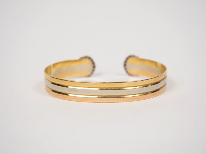 	CARTIER.  Bracelet trois tons d’or et diamants.  Signé. Numéroté 5754
