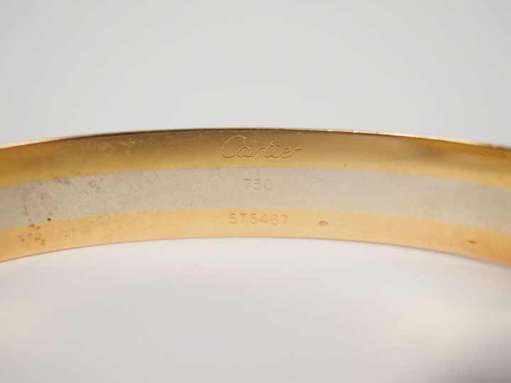 	CARTIER.  Bracelet trois tons d’or et diamants.  Signé. Numéroté 5754