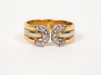 Vente aux enchères CARTIER.  Bague trois tons d’or et diamants. TDD. 52 Signée.  Numéroté