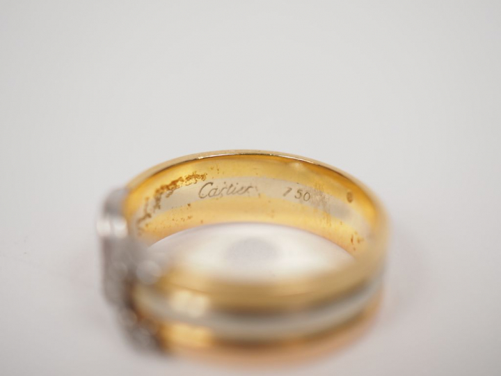 CARTIER.  Bague trois tons d’or et diamants. TDD. 52 Signée.  Numéroté