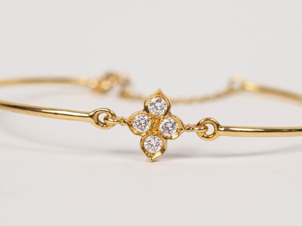 	CARTIER.  Bracelet jonc en or jaune et diamants.  Signé. Numéroté D90