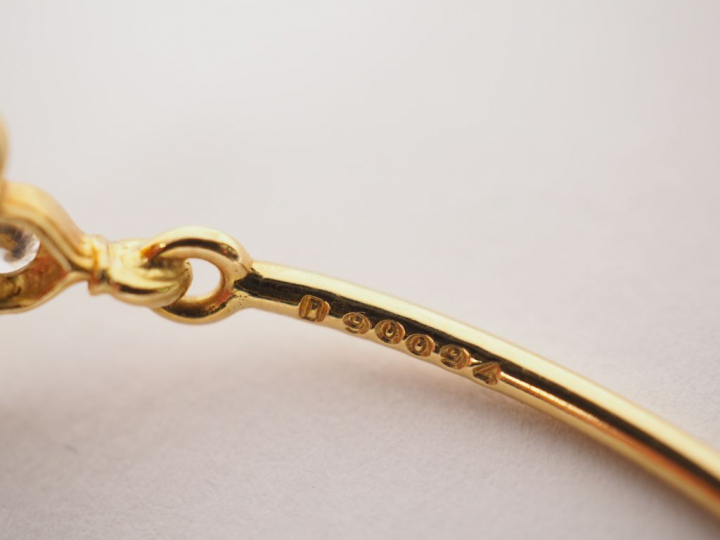 	CARTIER.  Bracelet jonc en or jaune et diamants.  Signé. Numéroté D90