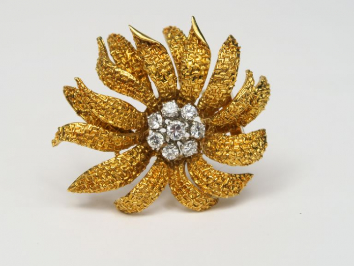 VAN CLEEF   ARPELS. Broche en or jaune en forme de fleur, le cœur orné