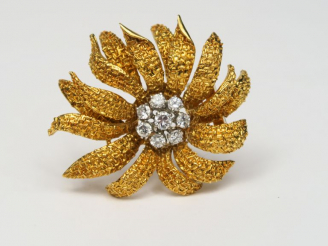 Vente aux enchères VAN CLEEF   ARPELS. Broche en or jaune en forme de fleur, le cœur orné