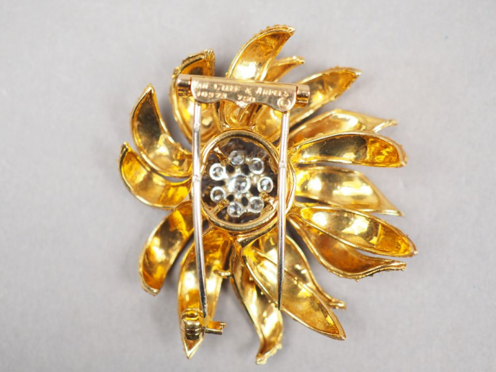 VAN CLEEF   ARPELS. Broche en or jaune en forme de fleur, le cœur orné