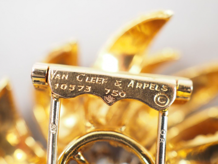 VAN CLEEF   ARPELS. Broche en or jaune en forme de fleur, le cœur orné