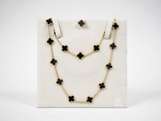 Vente aux enchères 	VAN CLEEF   ARPELS.  Parure Alhambra en or jaune et onyx à décor de t