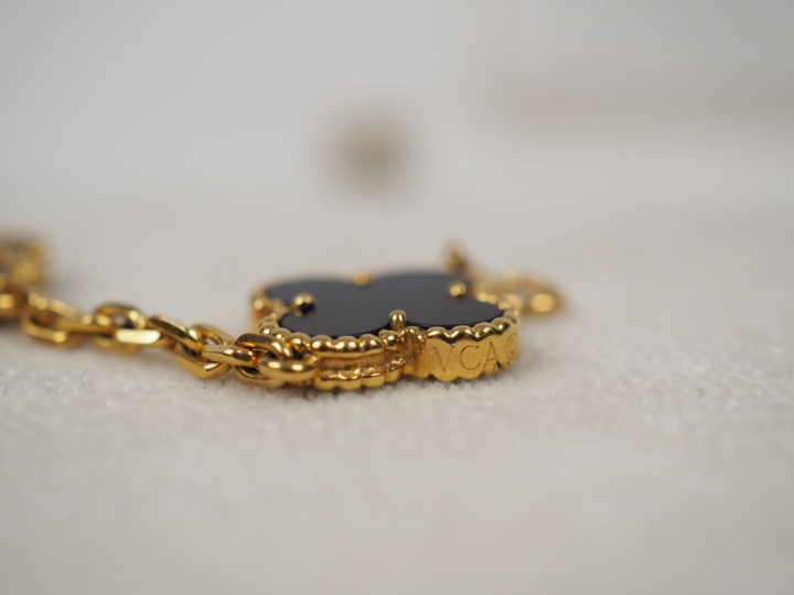 	VAN CLEEF   ARPELS.  Parure Alhambra en or jaune et onyx à décor de t
