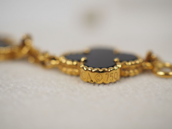 	VAN CLEEF   ARPELS.  Parure Alhambra en or jaune et onyx à décor de t