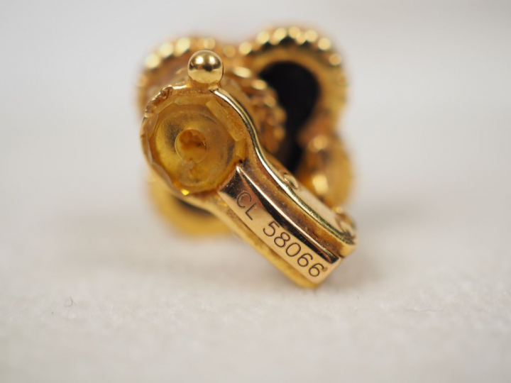 	VAN CLEEF   ARPELS.  Parure Alhambra en or jaune et onyx à décor de t