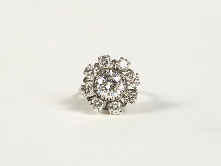 Bague marguerite en or blanc, sertie d'un diamant central taille brill