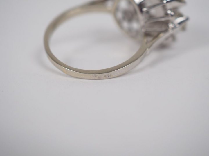 Bague marguerite en or blanc, sertie d'un diamant central taille brill