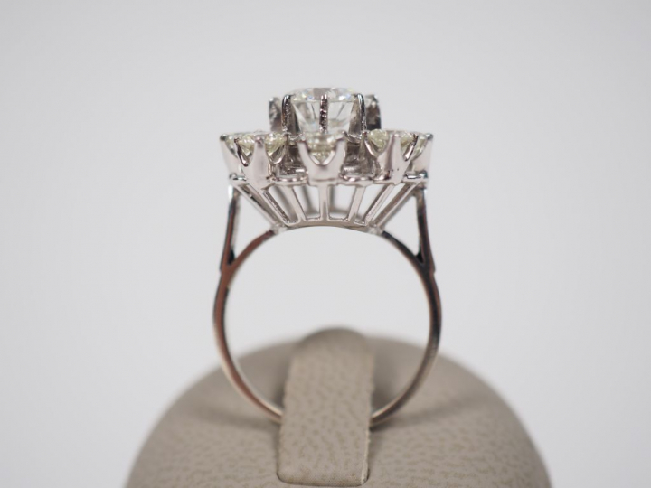 Bague marguerite en or blanc, sertie d'un diamant central taille brill