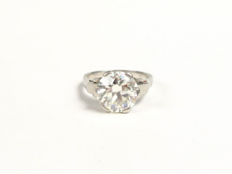 Vente aux enchères Bague solitaire Art déco en platine, sertie d’un diamant taille ancien
