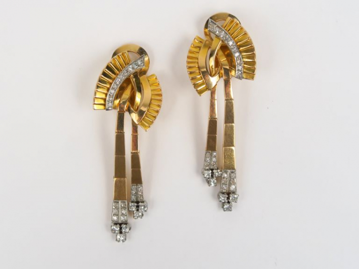 Paire de boucles d'oreilles en or jaune, ornées de brillants.  Poids t